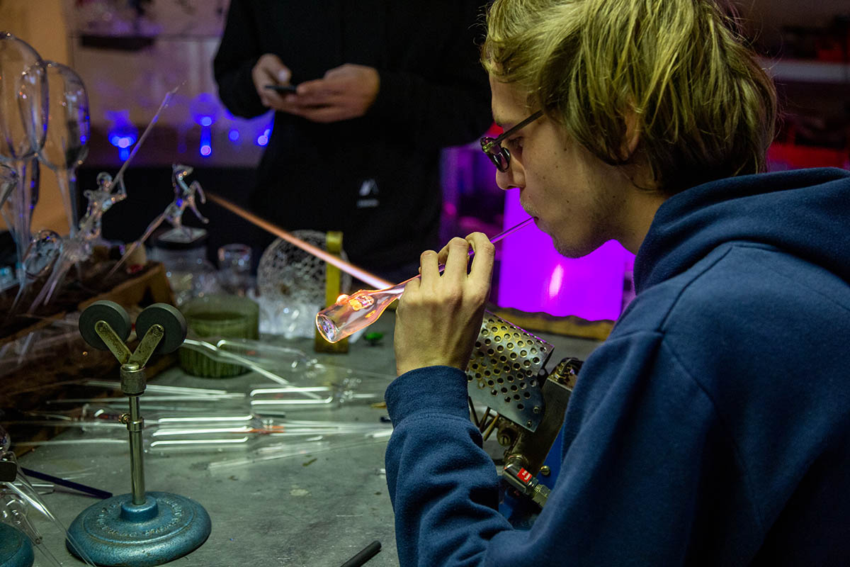 Christopher Franz an seinem Arbeitsplatz in der Werkstatt der jungen Glasbläser.