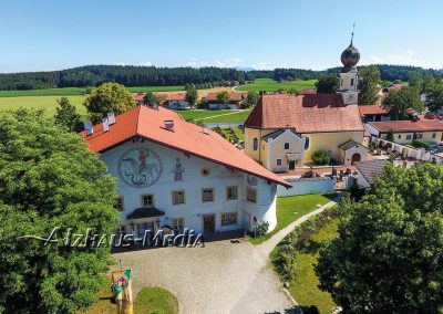 Alzhaus-Media Bildagentur im Chiemgau: Kirche St. Ägidius und Alter Wirt in Seeon