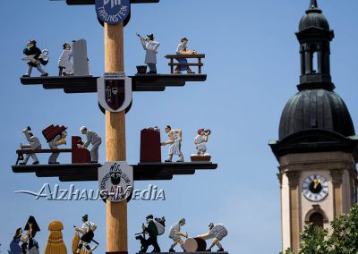 Alzhaus-Media Bildagentur im Chiemgau: Maibaum und St. Oswald in Traunstein