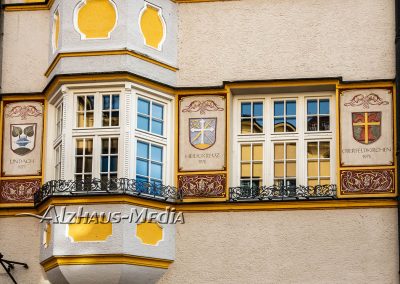 Alzhaus-Media Bildagentur im Chiemgau: Wappen der Ortsteile am Trostberger Rathaus