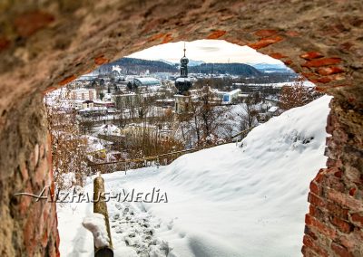 Alzhaus-Media Bildagentur im Chiemgau: Blick durch die Burgmauer auf die Pfarrkirche